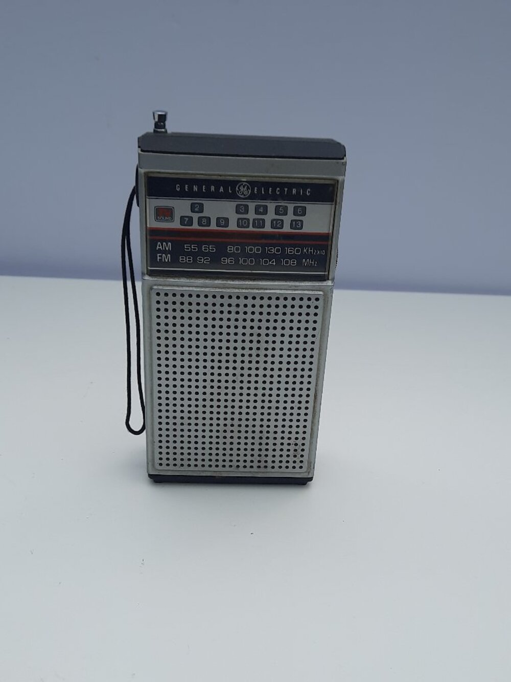VTG GENERAL ELECTRIC PORTABLE AM/FM / TV TRANSISTOR RADIO MODEL 7-2924A  WORKS